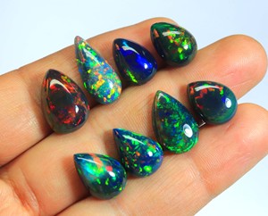 Opale noire éthiopienne attrayante, forme poire, éclat arc-en-ciel, opale noire chatoyante, taille 6-7 carats, cabochon - Product Image 3