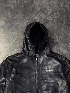 Chaqueta de Cuero Negra con Capucha Personalizada para Hombre, Tela de Cuero PU Suave de Primera Calidad, Impresión en el Pecho, Apliques Bordados Grandes en la Espalda - Product Image 2
