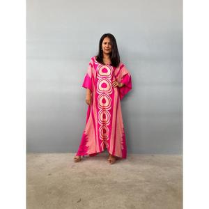 Vestido Largo Kaftan Estampado Rosa, Ecológico y Lavable para Mujer, Estilo Holgado, Boho, para Playa o Resort - Product Image 1