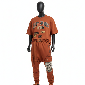 Conjunto de camiseta y pantalón jogger para hombre, de algodón grueso, estilo French Terry, color marrón óxido, con estampado gráfico, paneles cargo y logotipo bordado. - Product Image 6