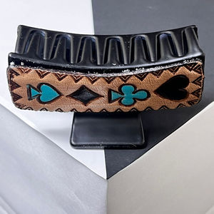 Pinza para el pelo de cuero repujado con diseño de cartas de póker occidentales OEM y ODM para mujer, accesorio de moda boutique con diseño de póker turquesa - Product Image 6