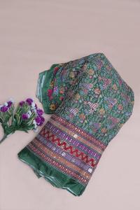 ผ้าพิมพ์ลายดอกไม้สีเขียวมิ้นท์แบบธรรมชาติ พร้อมขอบตกแต่งอย่างสวยงาม เหมาะสำหรับทำชุดคุร์ติ วัสดุสำหรับตัดเย็บเสื้อผ้าพื้นเมือง - Product Image 6