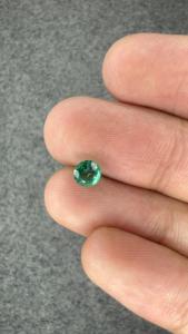 Émeraude naturelle de Zambie 0,58 ct, ronde, facettée, pierre précieuse verte, pour bague sur mesure, pendentif et bijoux de luxe - Product Image 2