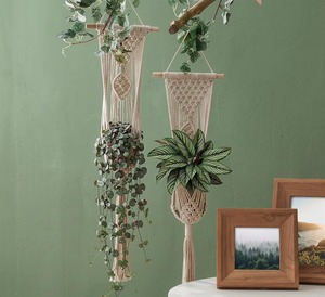 Elegante cesta colgante de macramé, macetero hecho a mano con cuerda de algodón, soporte decorativo para plantas, cesta colgante para decoración del hogar y balcón. - Product Image 1