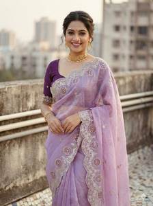 Sari indien traditionnel festif avec un travail de découpe Arco complexe et un C-Pallu brodé - Product Image 3