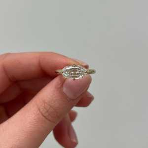 Anillo de compromiso de diamante de laboratorio ovalado de 2 quilates, oro macizo de 14K y 18K, con diseño de brújula oriental-occidental y corte escalonado, joyería nupcial moderna y minimalista - Product Image 6