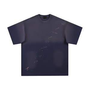 เสื้อยืดโอเวอร์ไซส์สีดำลายฟอกสีสไตล์สตรีทแวร์ แขนสั้น คอกลม สำหรับผู้ชาย พร้อมลายสาดสีแบบดิสเทรส - Product Image 4
