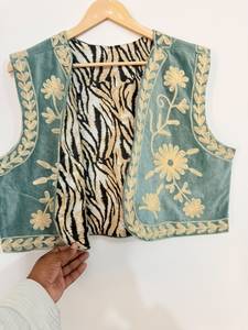Chaleco Bordado Suzani de Terciopelo Ligero al por Mayor |   Chaqueta de Moda Étnica Bohemia Hecha a Mano con Estampado Floral, 100% - Product Image 2