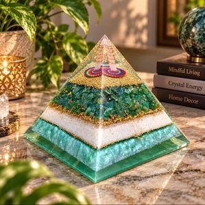 Pyramide en cristal d'orgone de jade vert, grande pierre décorative énergétique pour la prospérité, ornement d'autel Reiki, accent pour salle de méditation - Product Image 3