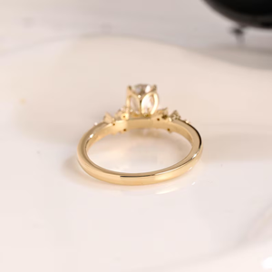 Bague de fiançailles en or 14 carats avec diamant de laboratoire ovale de 1,00 carat, clarté VS1, couleur F, solitaire avec accent de diamant, pour femmes élégantes - Product Image 3