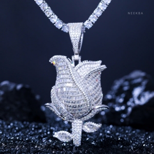 Colgante de Moissanita en Forma de Rosa - Hecho a Mano en Plata 925, Colgante de Moissanita en Forma de Rosa con Corte Baguette, Acabado de Alta Calidad, Unisex, Totalmente Cubierto de Piedras - Product Image 2