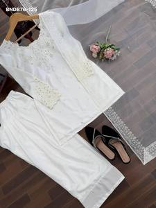 Ensemble Farshi Salwaar-Suit et Dupatta en crêpe naturel de haute qualité, orné de fils et de sequins, à prix de gros. - Product Image 6