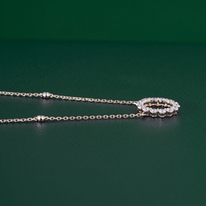 Elegante Collar con Colgante Circular de Diamante Cultivado en Laboratorio con Engaste de Piedras Brillantes, Diseño de Joyería Minimalista de Lujo para Mujer - Product Image 6
