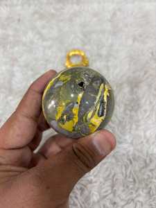 ลูกบอลแจสเปอร์ลายผึ้งสีเหลืองทองสดใส พร้อมแถบสีทองเข้ม ลวดลายธรรมชาติ รูปทรงโค้งมนขัดเงา และมีเอกลักษณ์เฉพาะตัว - Product Image 4