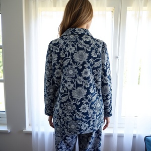 Ropa de dormir ética hecha a mano de vid azul tradicional con mangas Jaal completas de algodón transpirable y bolsillos laterales - Product Image 1