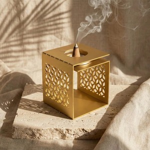 Quemador de Incienso Cuadrado de Metal Dorado con Diseño de Rejilla Recortada para Incienso Aromático en Cono - Product Image 1