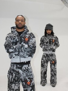 Ensemble de survêtement pour homme à capuche, motif graffiti imprimé, style urbain, tenue d'hiver complète avec logo aigle sur le devant - Product Image 5