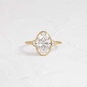 Anillo de compromiso con diamante ovalado cultivado en laboratorio, engastado en bisel, oro macizo de 10K/14K/18K, certificado IGI, joyería fina personalizada para fiesta. - Product Image 1