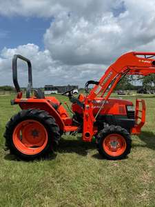 รถแทรกเตอร์อเนกประสงค์ขนาดกะทัดรัด Kubota L3400 ที่ทนทาน พร้อมเครื่องยนต์ดีเซลที่เชื่อถือได้ ประสิทธิภาพระบบไฮดรอลิกที่แข็งแกร่ง ระบบขับเคลื่อน 4 ล้อ - Product Image 4