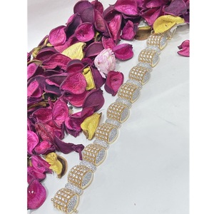 Brazalete de Moda Chapado en Oro con Cristales de Estrás, Diseño Geométrico para Mujer, para Usar en Fiestas - Product Image 1