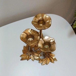 Candelabro Ecológico Personalizable en Forma de Flor Dorada con Tres Brazos para Decoración del Hogar - Product Image 2