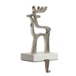 Elegante Soporte Metálico para Calcetines Navideños con Diseño de Reno, Acabado Plateado, Accesorio Festivo para Chimenea, Precio Accesible - Product Image 1