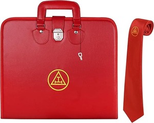 Estuche para Mandil Masónico del Arco Real, Piel Sintética, Logotipo Bordado en Dorado, 18x16 Pulgadas con Corbata de Seda Tejida - Product Image 4