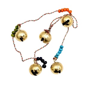 Campana de vaca de latón de estilo antiguo de súper calidad con cuerda para colgar, disponible a bajo precio de proveedor indio. - Product Image 1