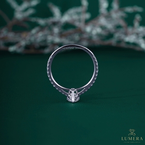Anillo de Compromiso Solitario de Lujo con Diamante Cultivado en Laboratorio con Corte de Pera, Oro Blanco de 18K, Delicado Anillo Nupcial con Banda Pavé para Mujer - Product Image 5