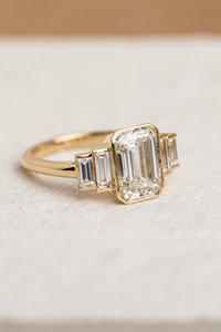 แหวนทองคำประดับมอสซาไนต์ทรงเอเมอรัลด์ 14K 18K แหวนหมั้นสำหรับผู้หญิง แหวนแบบฝังขอบเพชรทรงบาแกตต์ ประดับเพชรด้านข้าง แหวนแต่งงานสุดหรู - Product Image 5