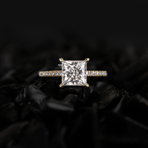 Anillo de compromiso solitario de oro de 14K con diamante princesa y banda pavé, joyería nupcial minimalista, fabricante y proveedor mayorista personalizado - Product Image 1