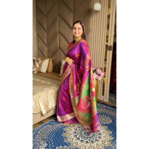 Sari en soie douce magenta Ikkat Patola avec bordure en Zari doré et pallu motif paon Meenakari par Elite Weaves - Product Image 5