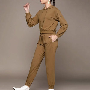 Conjunto de chándal de algodón personalizado para mujer: Sudadera con capucha corta y ajustada, y pantalón de chándal acampanado con efecto desgastado. - Product Image 1