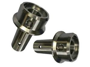 Adaptador/mozgo mecanizado con orificio transversal y brida, comúnmente utilizado en acoplamientos de eje de liberación rápida - Product Image 2