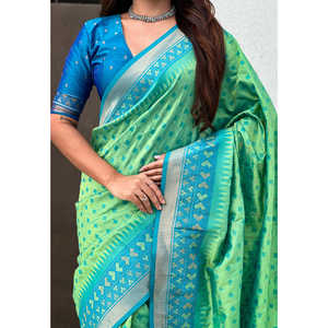 Sari Patola en soie douce Pista tissé avec des tissages contrastés Bandhani, écharpes et châles traditionnels indiens - Product Image 1