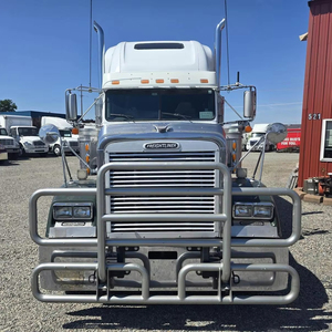 Camión tractor de alto rendimiento con cabina dormitorio 6x4, diésel, para transporte de carga en largas distancias. - Product Image 1