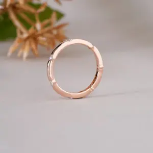 Elegante Anillo de Banda con Cristales Redondos Minimalistas Chapado en Oro Rosa para Mujer, Regalo de Joyería para Aniversario de Bodas o Compromiso - Product Image 5