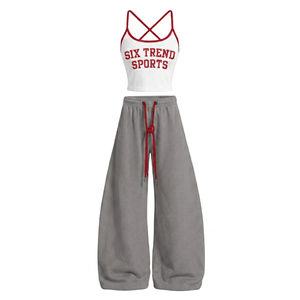Conjunto de dos piezas para mujer: Top halter acanalado y pantalón corto de pierna ancha con tirantes cruzados a juego, en tejido polar a rayas. - Product Image 2