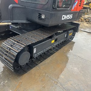 Paysagiste professionnel utilisant une excavatrice Doosan DH55 pour le développement de sites - Product Image 6