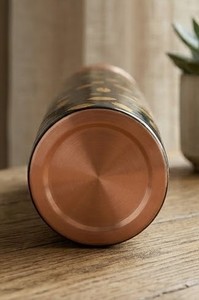 Botella de agua geométrica de cobre esmaltado con diseño moderno de rayas y tapa con acabado en cobre. Esta elegante botella de cobre esmaltada. - Product Image 5
