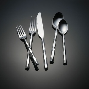 Ensemble de couverts en métal moderne, conçu pour les maisons contemporaines, offrant un design élégant, des bords lisses et une compatibilité lave-vaisselle. - Product Image 1