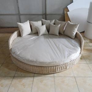 Meubles en aluminium et balançoire en rotin pour projet de café et d'hôtel, fabriqués en Indonésie - Product Image 1