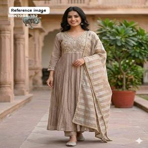 Conjunto de Kurti-Pantalón y Dupatta de Mal Chanderi de la Mejor Calidad con Bordado Zardosi y Pedrería, para Uso Ocasional, Fabricante de Moda Femenina - Product Image 1