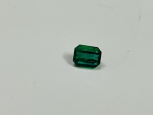 Émeraude naturelle de 3,5 carats, taille émeraude, provenant de Zambie, couleur vert vif, grande clarté, certifiée IGI, qualité supérieure, Sadiya International - Product Image 3