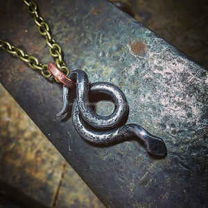 Collar con colgante de Gromovik de hierro rústico, abalorio de serpiente Animal para hombres y mujeres, joyería de acero vikingo de acero inoxidable con artesanía chapada - Product Image 1