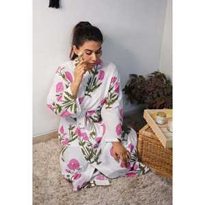 Robe de nuit élégante pour femme à imprimé poppies dansantes - Product Image 1