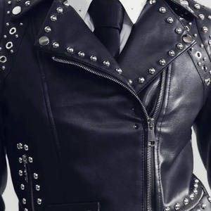 Chaqueta de Cuero Negra con Tachuelas para Mujer, Estilo Punk Rock con Remaches Plateados, Chaqueta de Cuero Estilo Rock Star Punk - Product Image 5