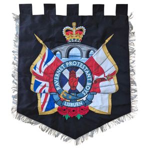 Cette bannière représente le Ravernet Protestant Boys, une fanfare loyale basée à Lisburn, en Irlande du Nord. - Product Image 1