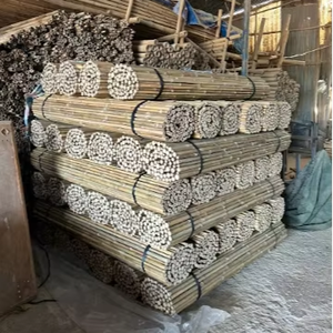 Poteaux en bambou polyvalents, disponibles en longueurs et diamètres personnalisés, avec emballage en vrac pour les marchés d'exportation. - Product Image 1