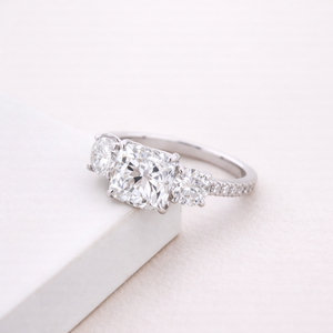 Bague à trois pierres en diamant de culture taille coussin avec bande pavée en or blanc/rose/jaune 14 carats |   Bijoux fins sur mesure - Product Image 3